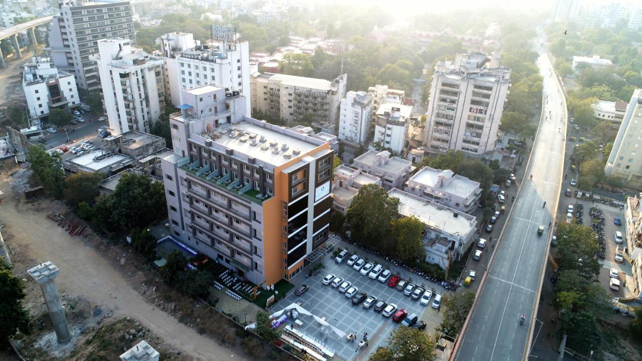 Apricot Hotel , Ахмедабад Екстериор снимка