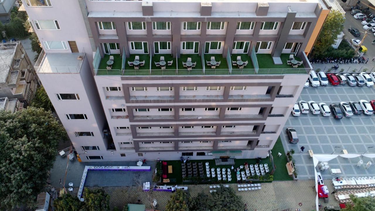 Apricot Hotel , Ахмедабад Екстериор снимка