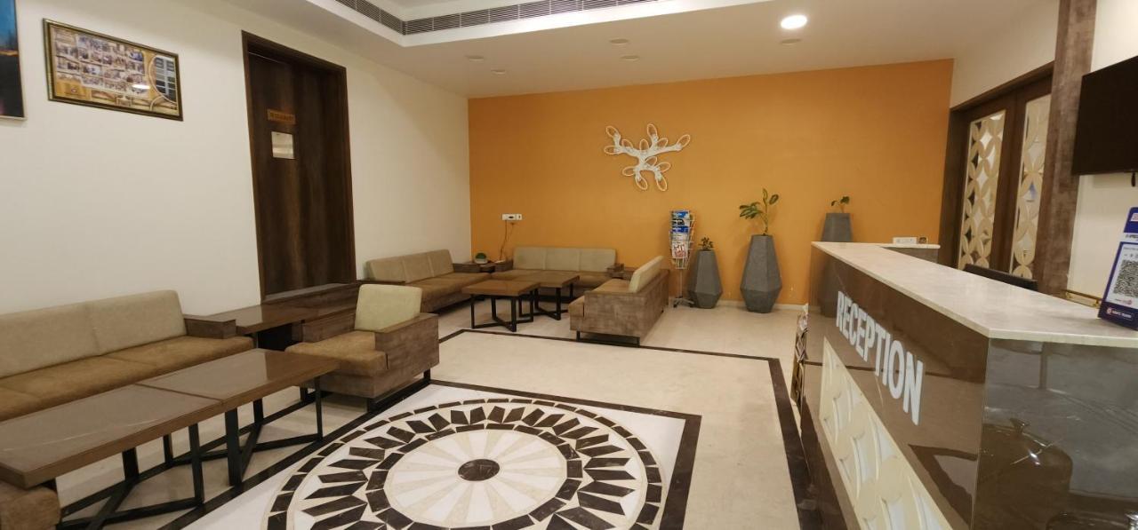 Apricot Hotel , Ахмедабад Екстериор снимка