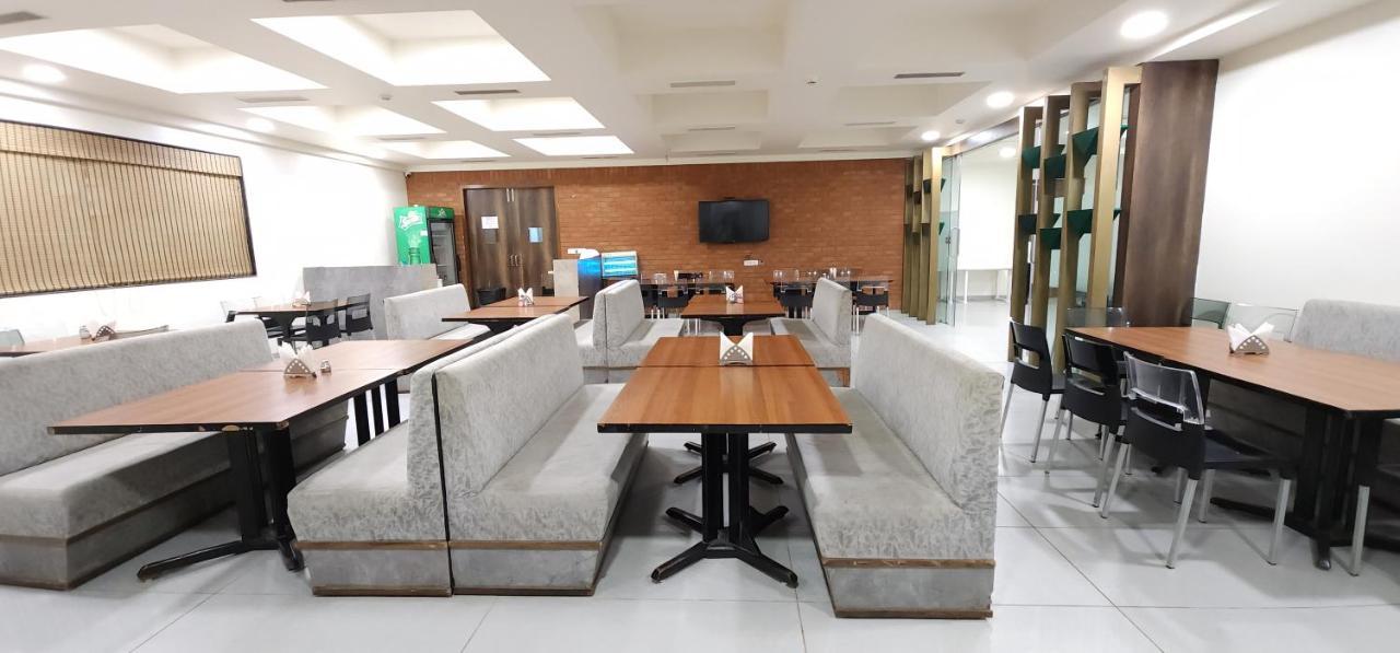 Apricot Hotel , Ахмедабад Екстериор снимка